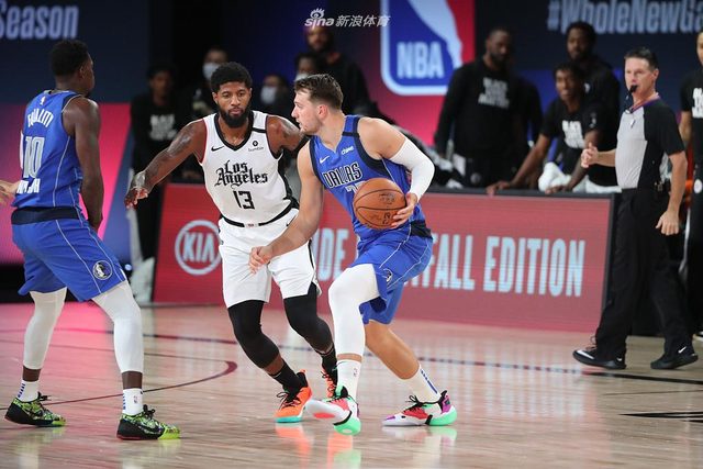 喊着庆祝的 喊着庆祝的